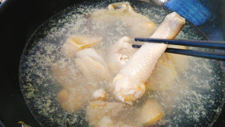 为爱煲养+香菇蛏干鸡汤,一个个夹出来放碗里备用