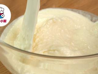樱花豆乳慕斯杯！,软化的奶油奶酪100g搅拌成糊，加入细砂糖40g、柠檬汁3ml搅拌均匀，再加入内酯豆腐100g，搅拌均匀备用