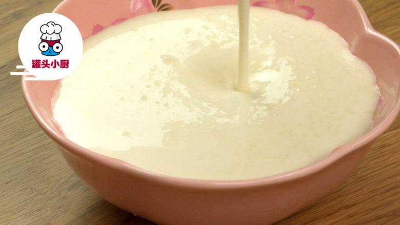 樱花豆乳慕斯杯！,将吉利丁牛奶液倒入奶酪糊中，搅拌均匀，装入容器中，放入冰箱冷藏3小时以上至凝固