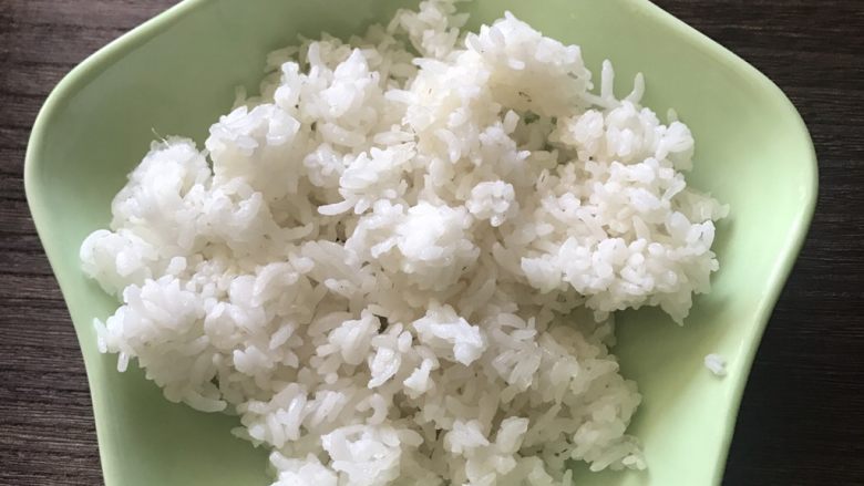 鸭架泡饭,准备一碗米饭