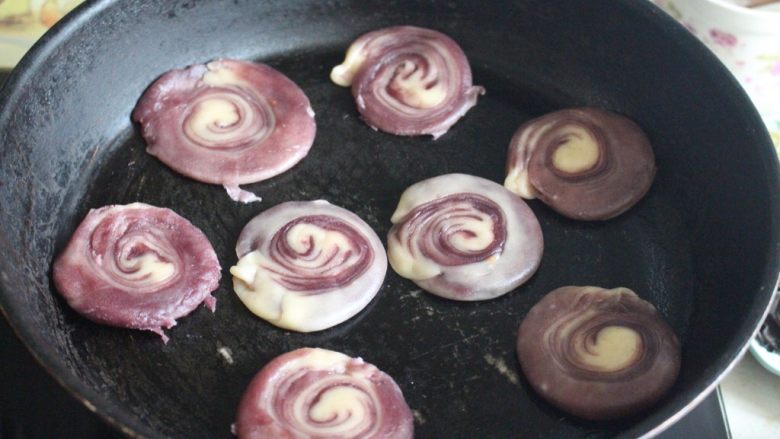 旋风紫薯油酥烧饼,锅中热油，将烧饼放入，慢慢煎至2面金黄色即可。也可以用烤箱烤，175度15分钟，也很酥脆蓬松。