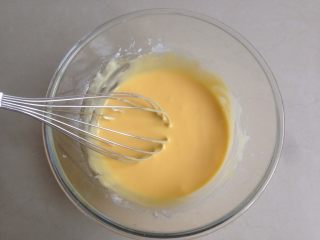 草莓层叠蛋糕,每加入一次，待拌均匀后，再加入另两个蛋黄，这是拌好的蛋黄糊状态。