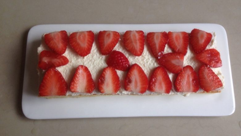 草莓层叠蛋糕,一片蛋糕抹上打发好的奶油铺上切成片的<a style='color:red;display:inline-block;' href='/shicai/ 592'>草莓</a>。