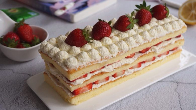 草莓层叠蛋糕,如此类推，最上面一层挤一个个小花再放上几颗草莓装饰即可。