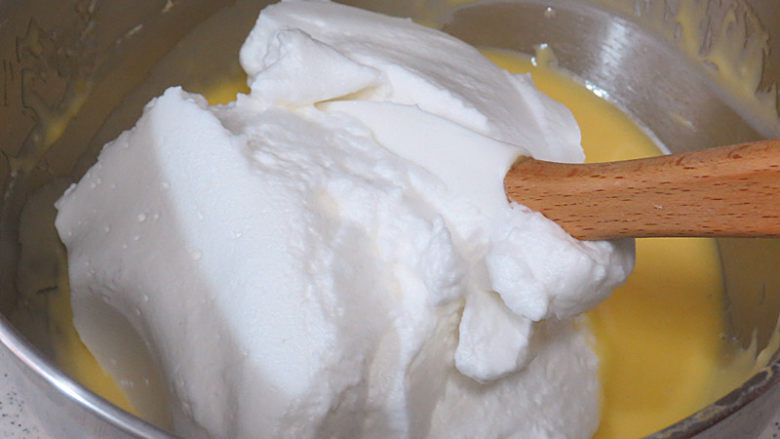 火爆ins的滴落蛋糕【奥利奥咸奶油蛋糕】,取1/3量的打发蛋白霜与蛋黄糊轻拌均匀