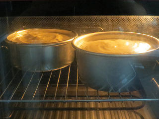 火爆ins的滴落蛋糕【奥利奥咸奶油蛋糕】,烤箱提前预热。放入中下层，温度上下115度，烤75分钟；时间到后，调整为温度上下130度，烤15分钟。如感觉上色不理想的话，继续调整温度上下180度，烤2分钟