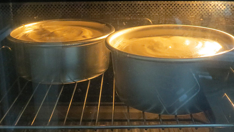 火爆ins的滴落蛋糕【奥利奥咸奶油蛋糕】,烤箱提前预热。放入中下层，温度上下115度，烤75分钟；时间到后，调整为温度上下130度，烤15分钟。如感觉上色不理想的话，继续调整温度上下180度，烤2分钟