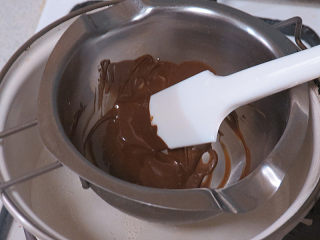 火爆ins的滴落蛋糕【奥利奥咸奶油蛋糕】,制做装饰用巧克力配件。取适量巧克力隔水融化
