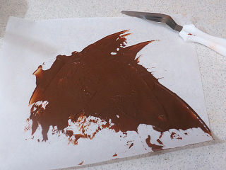 火爆ins的滴落蛋糕【奥利奥咸奶油蛋糕】,倒在烘焙纸上，用刮刀刮成随意的形状，放冰箱冷藏至硬
