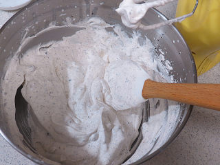 火爆ins的滴落蛋糕【奥利奥咸奶油蛋糕】,用打蛋器稍打几下，就改用刮刀拌匀