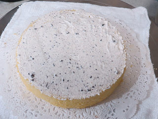 火爆ins的滴落蛋糕【奥利奥咸奶油蛋糕】,将夹馅奶油的蛋糕片上均匀涂抹一层