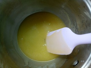 俄式提拉米苏, 2.这是融化后的状态。 3.这个时候放入小苏打(小苏打提前称好) 4.搅拌均匀后关火(加入了小苏打后会有点变白，这是正常的) 5.加入鸡蛋并快速搅匀(或者晾一小会儿再加鸡蛋，不要把鸡蛋烫熟了) 6.筛入面粉，用刮刀翻拌至无干粉。 7.用手简单揉几下，揉好包上保鲜膜放冰箱冷藏30分钟(面团不要过度揉，不然一会擀皮的时候会回缩) 8.面团平均分成8份，每份面团放在油纸上擀成1mm左右的厚度(准备三张油纸，循环使用就可以了) 9.如果有8寸慕斯圈可以直接压出一个圆形，没有慕斯圈也没关系，可以找一个8寸的盘子放在上面，用牙签在周围划一圈。 10.划好圆形之后，周围多余的面皮“不要”拿掉(多余的面皮跟着一起烤，一会还有用) 11.用叉子在面皮上均匀的扎上眼儿(防止烤的时候鼓包) 12.烤箱180度预热好之后，放入中层烤10分钟(每张皮烤10分钟)，刚烤好的时候是软的不用担心晾凉就硬了，然后把多余的地方掰下来(如果晾凉还是软的，可能是烤的时间不够，或者饼皮擀厚了) 13.8张饼皮都烤好了，放一边备用。 14.淡奶油打至7分发的时候放入炼乳，再打十几秒就可以了(奶油不要打的太硬) 15.掰下来的多余饼皮放入料理机打成粉(没有料理机的可以放入塑料袋用擀面杖擀碎，尽量碎一些，吃起来口感更好) 16.把奶油分成9份(有一份最后抹四周的)，每层饼皮抹的奶油量最好一致，这样成品出来后不但切面均匀漂亮，还避免奶油抹少的饼皮发硬。 17.底下铺上保鲜膜，取一张饼皮，奶油涂抹均匀放在保鲜膜上。 18.把打好的饼皮粉均匀的筛在上面。然后重复8次这样的操作。 19.8层都做好之后把剩下的那份奶油抹在四周。 20.用保鲜膜包好，放冰箱冷藏5个小时以上，回潮后就可以食用了。(前一天做，第二天吃效果更好) 21.饼皮充分吸收奶油的味道和水分，香甜而不腻。
