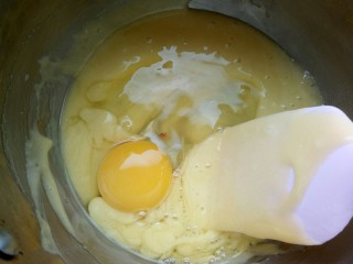 俄式提拉米苏,加入鸡蛋并快速搅匀(或者晾一小会儿再加鸡蛋，不要把鸡蛋烫熟了)