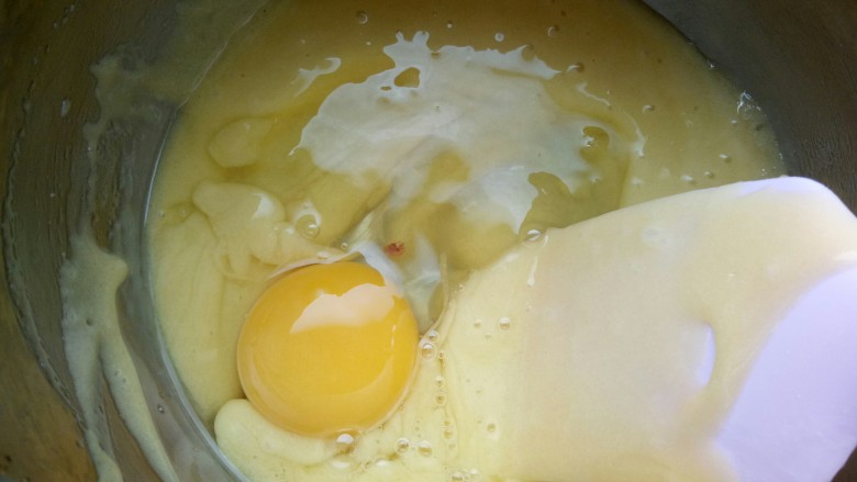 俄式提拉米苏,加入鸡蛋并快速搅匀(或者晾一小会儿再加鸡蛋，不要把鸡蛋烫熟了)