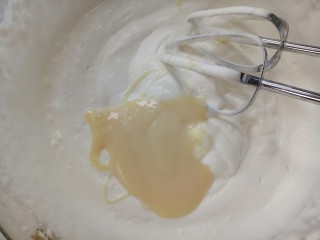 俄式提拉米苏,淡奶油打至7分发的时候放入炼乳，再打十几秒就可以了(奶油不要打的太硬) 