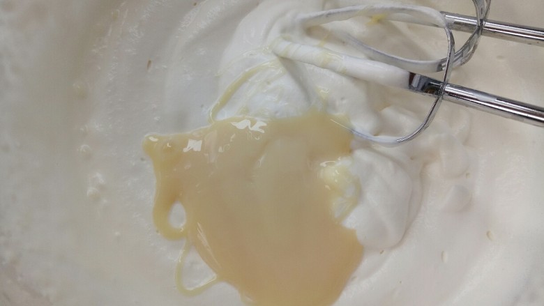 俄式提拉米苏,淡奶油打至7分发的时候放入炼乳，再打十几秒就可以了(奶油不要打的太硬) 