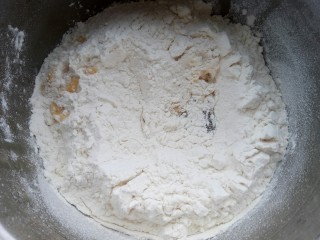 俄式提拉米苏,筛入面粉，用刮刀翻拌至无干粉。 