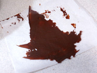 火爆ins的滴落蛋糕【奥利奥咸奶油蛋糕】,淋完甘纳许之后，把做好的巧克力配件从冰箱取出，掰成小块