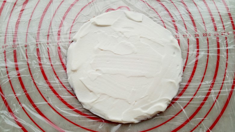 俄式提拉米苏,底下铺上保鲜膜，取一张饼皮，奶油涂抹均匀放在保鲜膜上。 