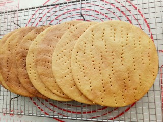 俄式提拉米苏,8张饼皮都烤好了，放一边备用。 