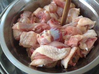 花胶焖鸡,鸡肉用油和盐调好味