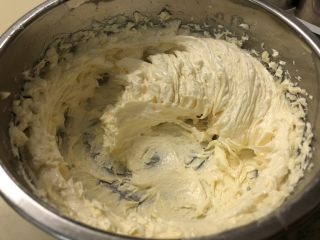 土凤梨酥,先用打蛋器低速打发1分钟，再转高速打发至黄油膨松变白。