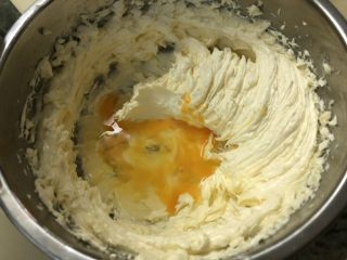 土凤梨酥,鸡蛋分多次加入黄油中，中速打发均匀。
