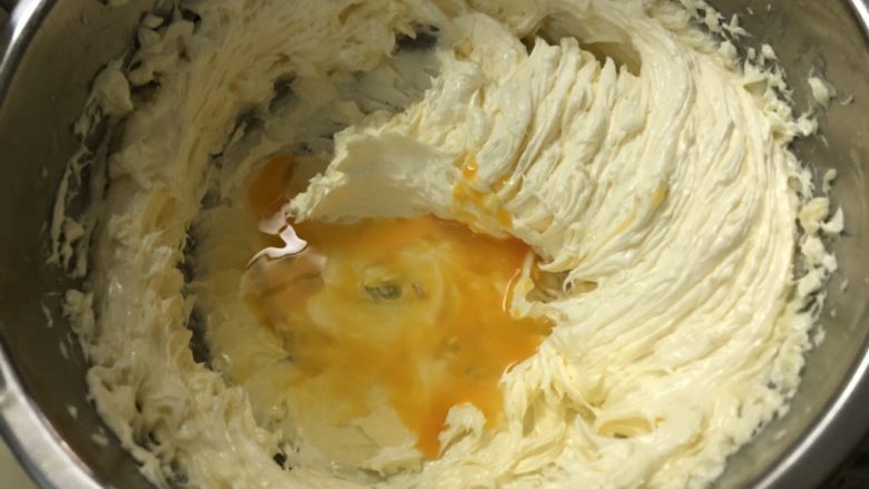 土凤梨酥,鸡蛋分多次加入黄油中，中速打发均匀。