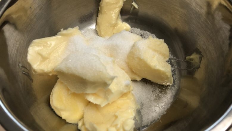 土凤梨酥,软化的黄油加入细砂糖