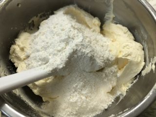 土凤梨酥,再加入高低粉，混合至无干粉状态。