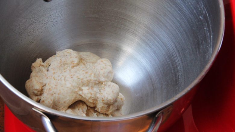全麦咸味吐司,厨师机二档速度搅拌，10分钟时的状态，面团已经结团，检查硬湿度，如果太干加一点水。