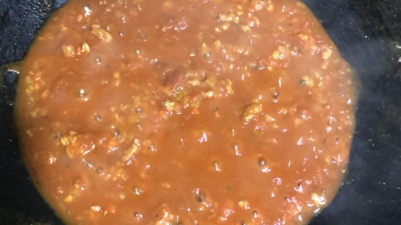 番茄肉酱意面,酱汁煮至浓稠就可以上锅