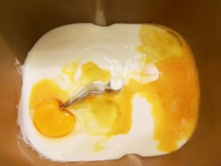 竹炭粉迷你奶酪小餐包,鸡蛋和酸奶称重放进面包桶里