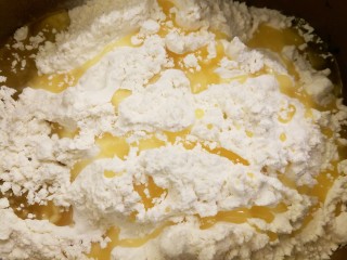 竹炭粉迷你奶酪小餐包,把酵母埋起来，加入植物油