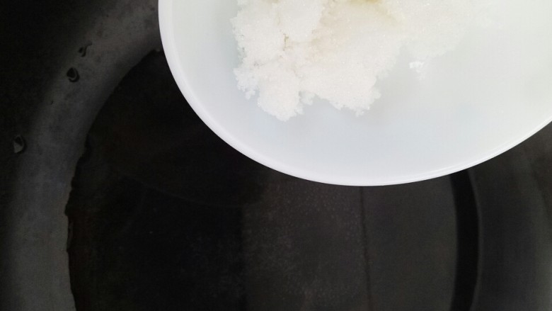 糖霜花生米,把糖倒进水里