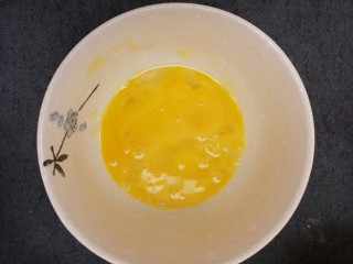 黄油香蕉土司,把鸡蛋打入碗中，搅拌均匀