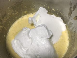 香蕉杏仁蛋糕,挖一勺蛋白到蛋黄糊里