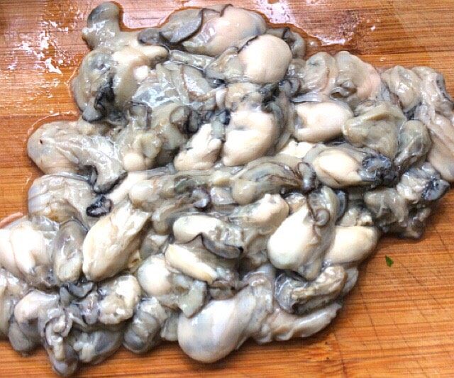 海蛎子韭菜白玉菇饺子,捞出沥干，放案板上用刀揽几下，不要切太碎，放入盆中