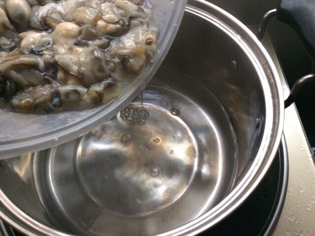 海蛎子韭菜白玉菇饺子,烧水下开水中焯水少煮一下