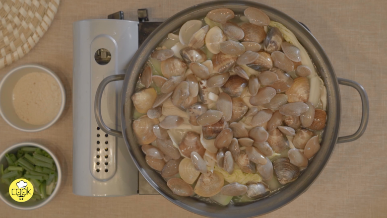 海鲜大锅,煮开后，依次逐层添加食材，先放入贝类；