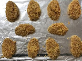 烤鸡翅,最后把鸡翅排放在铺好锡纸的烤盘上，放入预热好的烤箱，210度，15分钟。