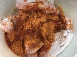 烤鸡翅,在鸡翅里加入新奥尔良粉和水