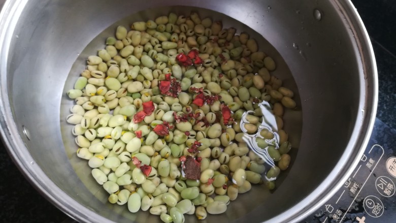 孔乙己爱吃的香酥茴豆,加清水浸泡一个小时