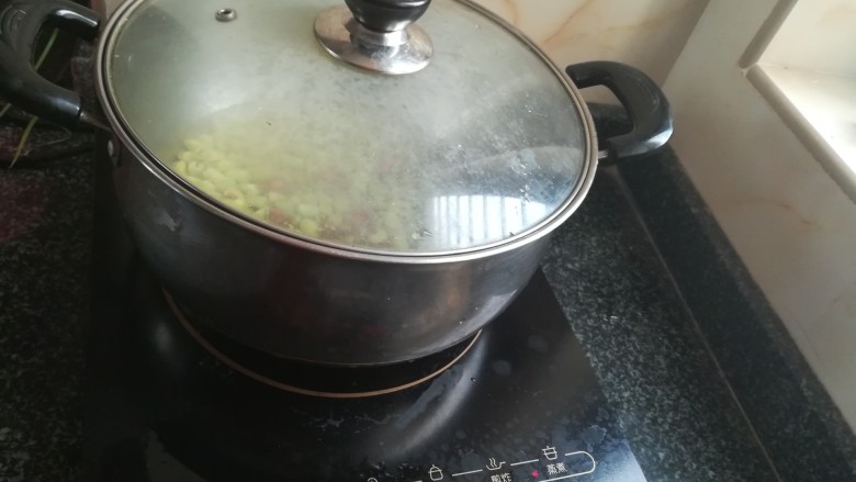 孔乙己爱吃的香酥茴豆,锅里煮5分钟，5分钟就好了，其实不用煮也可以，我就想不要油炸太久，所以煮了几分钟