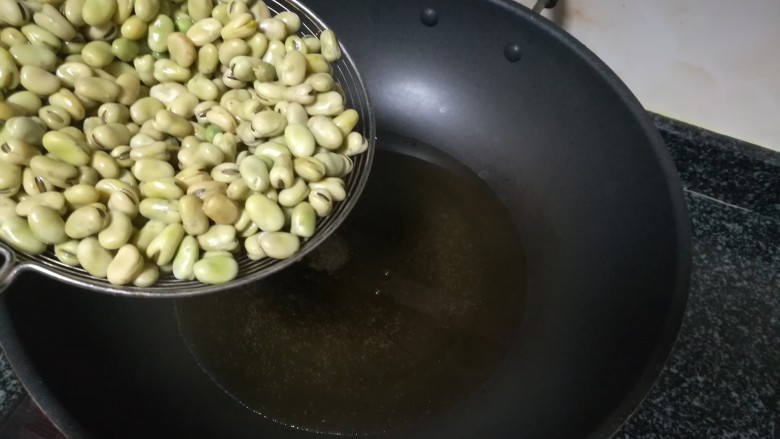 孔乙己爱吃的香酥茴豆,等油温4成热左右倒下茴豆，太热很容易让茴豆变黑，无法吃。