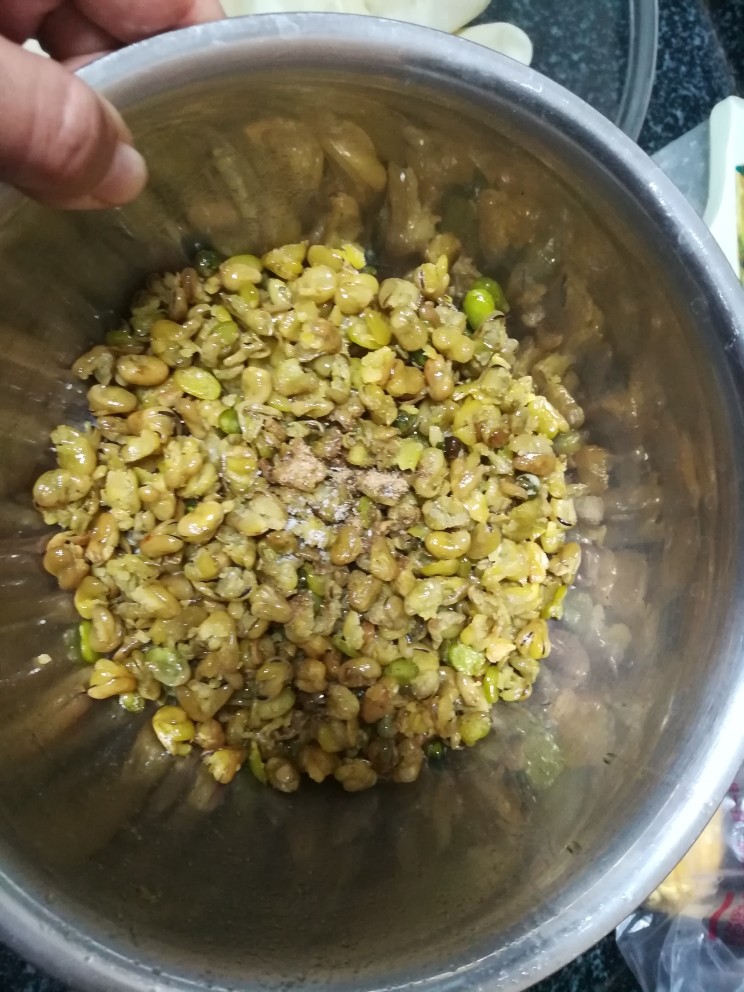 孔乙己爱吃的香酥茴豆,颠，颠，我上下左右地颠，为了让调料更好地入味，均匀。