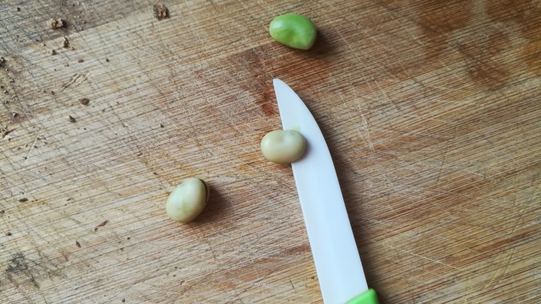 孔乙己爱吃的香酥茴豆,用水果刀把每个茴豆都切一刀，千万别切断，差不多一半的位置。

超级费神、费力哦，真的需要耐心，需要很多很多耐心。