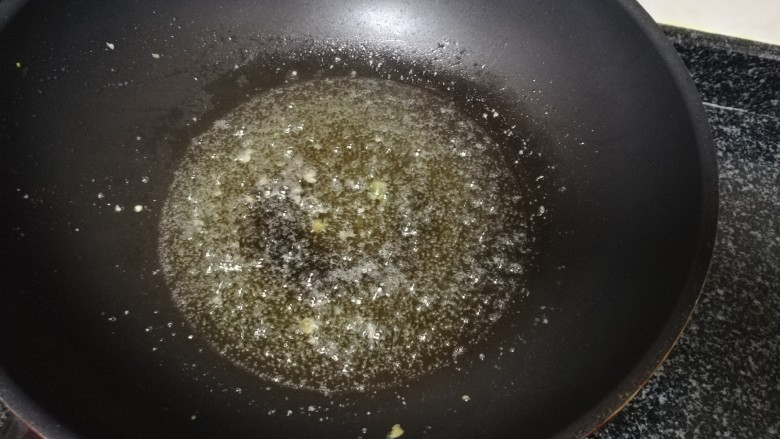 孔乙己爱吃的香酥茴豆,等油温5成热后，复炸一次