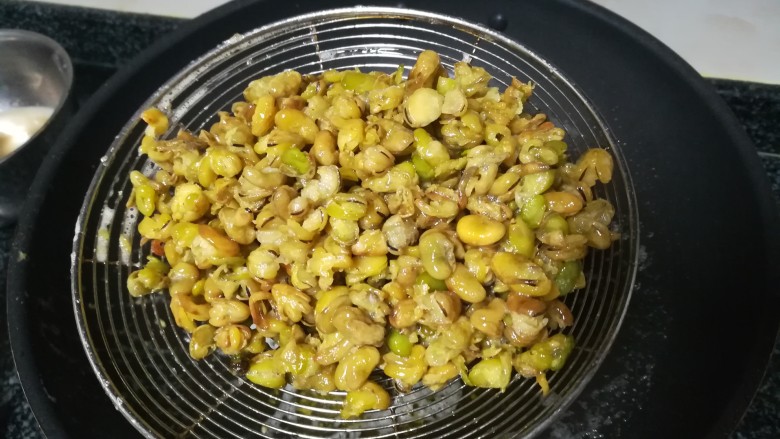 孔乙己爱吃的香酥茴豆,等茴豆有点变黄色，感觉已经变酥了，速度起锅
