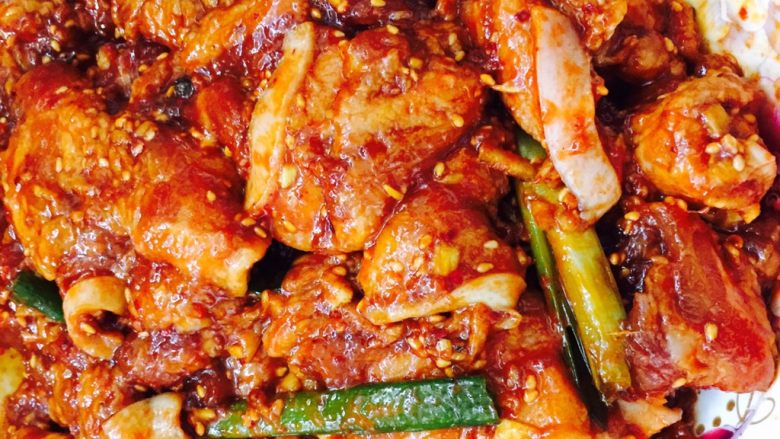 韩式烤五花肉,放入葱段，搅拌均匀，腌制30分钟，如果赶时间，15分钟也可以，最好不要超过1小时